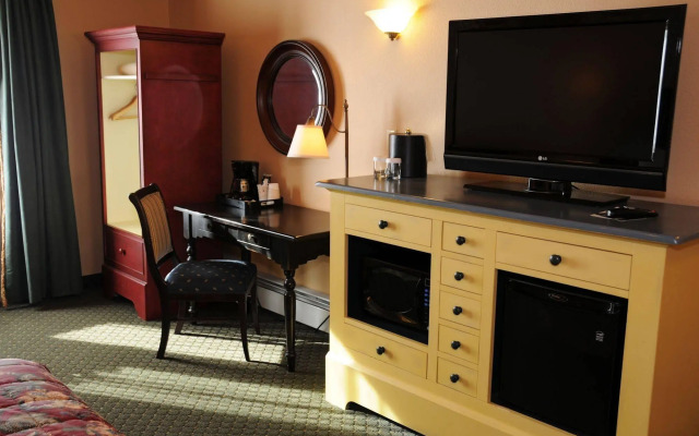 Pike's Waterfront Lodge