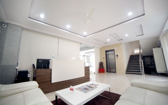 FabHotel Pearl City HiTech City