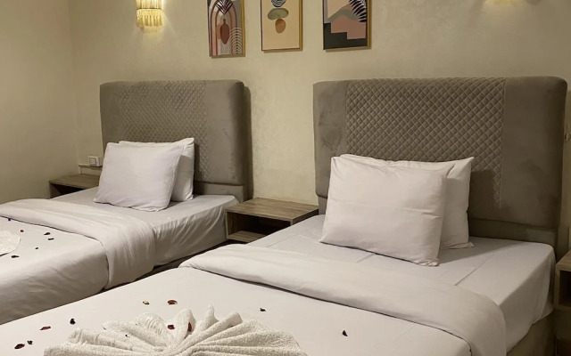 Seven Pyramids Inn