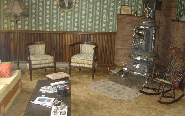 Mine Shaft Inn Hotel & Hostel