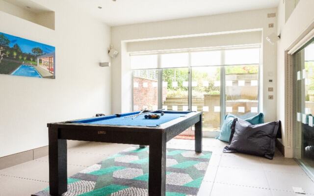 The East Finchley Retreat - 6BDR House with Swimming Pool, Garden, Parking, Pool Table Room