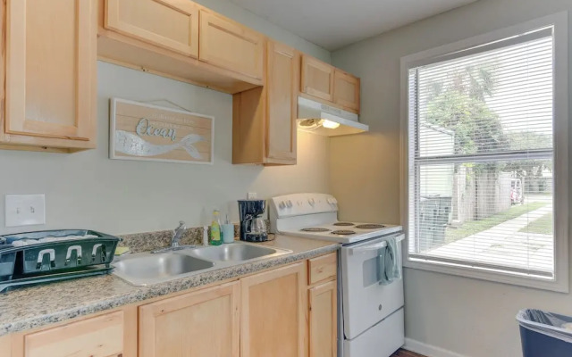 Walk to Beach: Cozy Unit in Galveston!