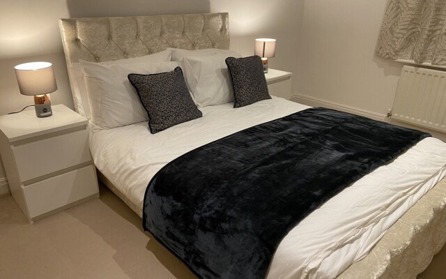 Royal Oak Apartment in Manchester Central Location
