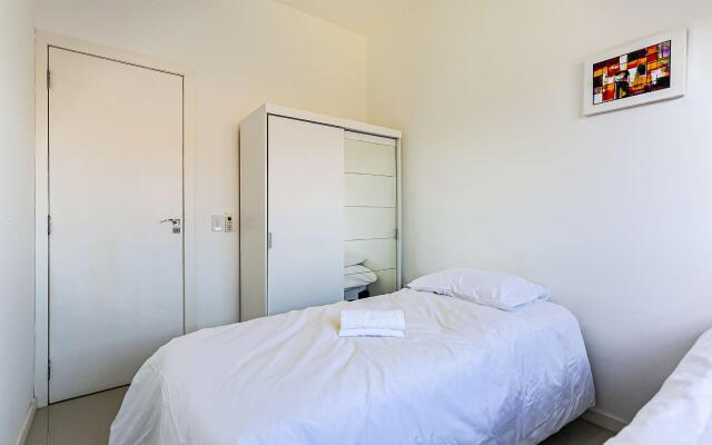 Apto amplo com suíte na praia do Santinho SBR304