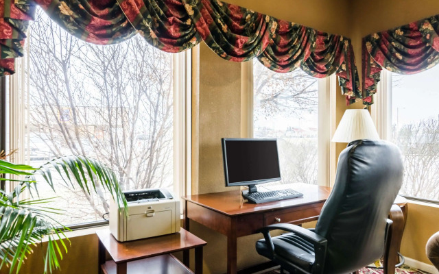 Quality Inn & Suites Manhattan