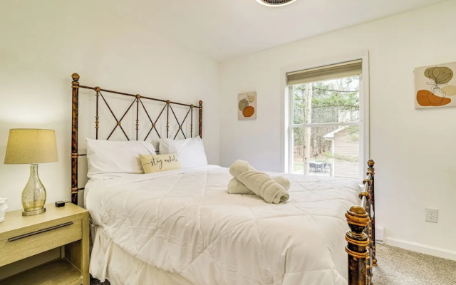 Hot Tub + Decks: Tree-lined Retreat in Pocono Lake