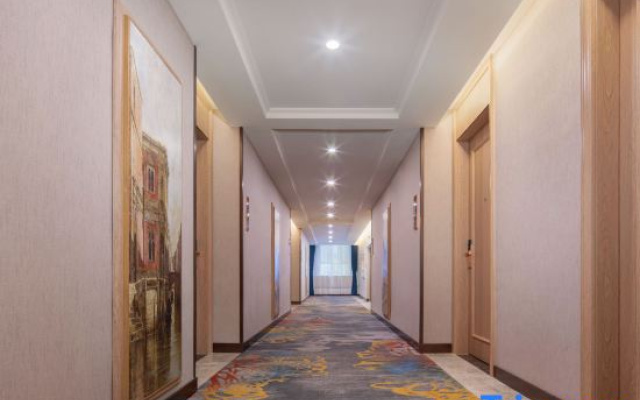 Vienna International Hotel (Urumqi Wanda High-speed Railway Station)