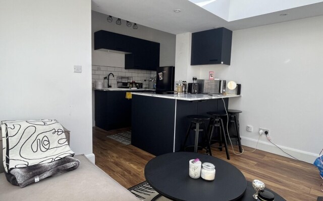 Newly Refurbished 1-bed Apartment in Croydon Se25