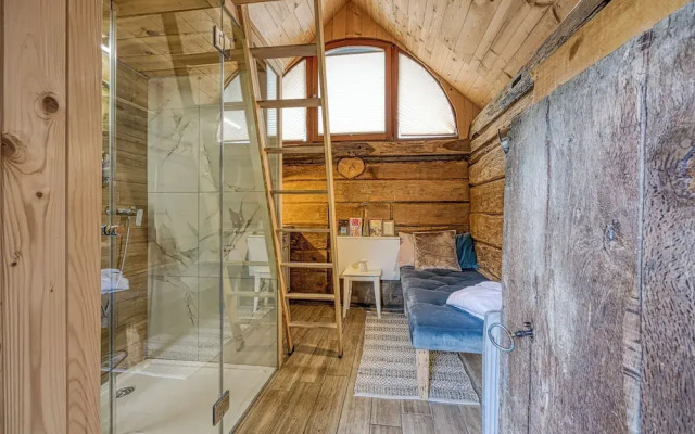 Tiny-mini Bertl With Hot Tub