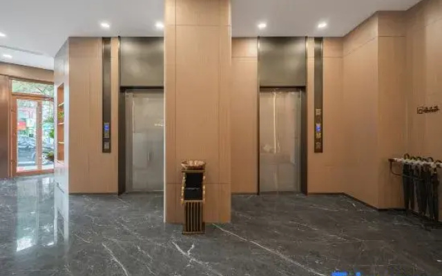 Yingze Hotel (Hohhot Hailiang Square Xinhua Square Subway Station Branch)