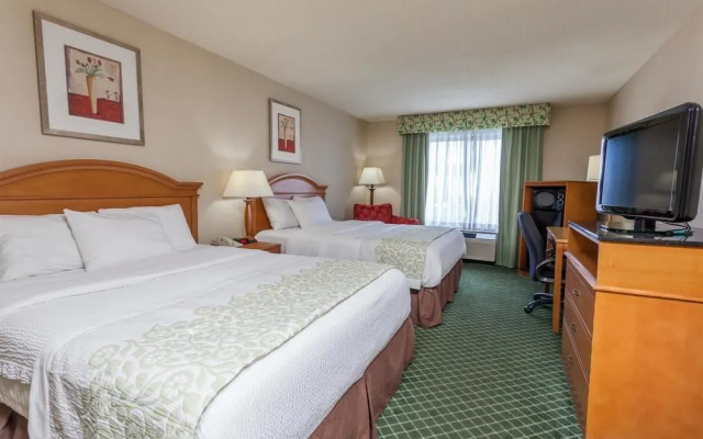Days Inn & Suites Warren