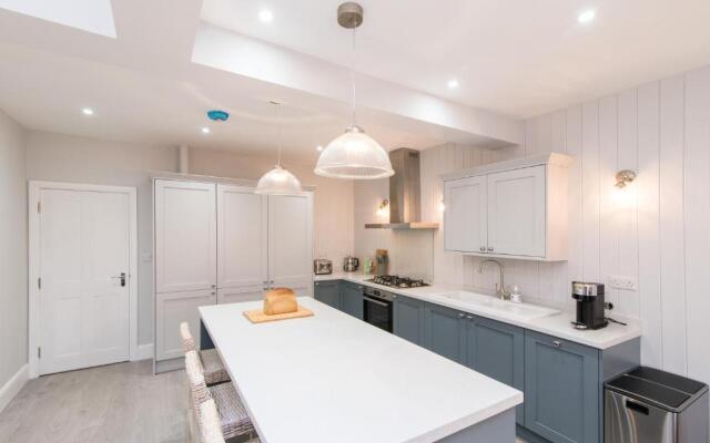 Enfield House - Charming, Modern and Light 4bed