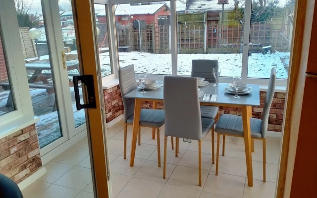 The Nest, an Immaculate 3-bed House in Walsall