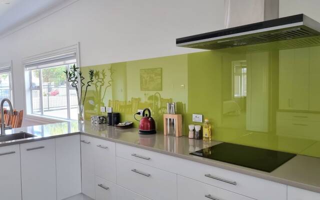 Cheerful 5 - Bedroom Home - Free Parking