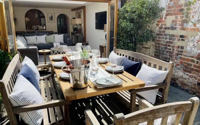 Dolls House - Luxury Townhouse - From 400 Per Night