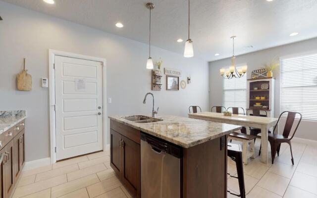 Southern Comfort 3 Bedroom Apts by RedAwning