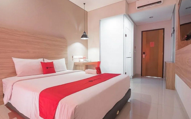 RedDoorz Plus Near Maranatha University 5