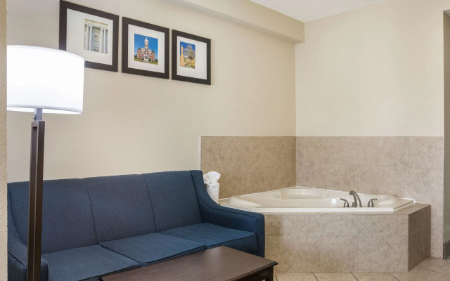 Comfort Suites Forsyth near I-75