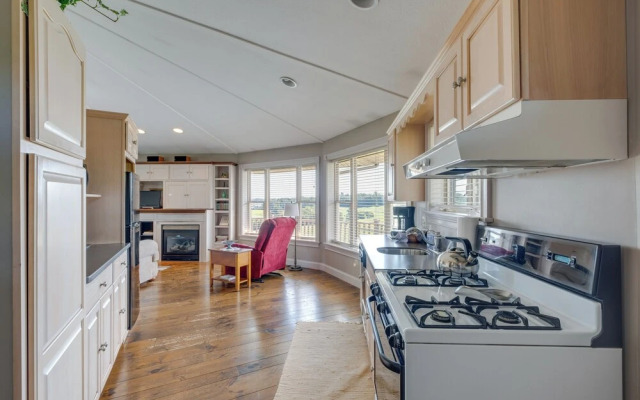 Panoramic Views: Hillside Millersburg Studio