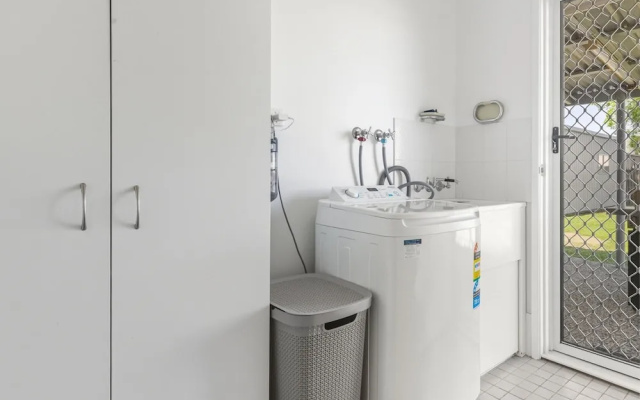 Bright 3-bed Retreat Near Beaches – Bathroom – Hervey Bay