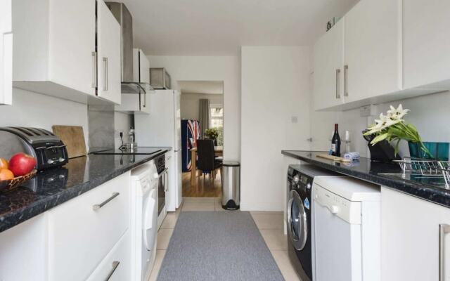 Bright and Spacious Philbeach Garden Apartment