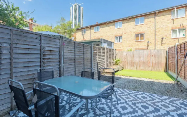 Lovely 4 Bed House w Garden, 1 Stop to Waterloo