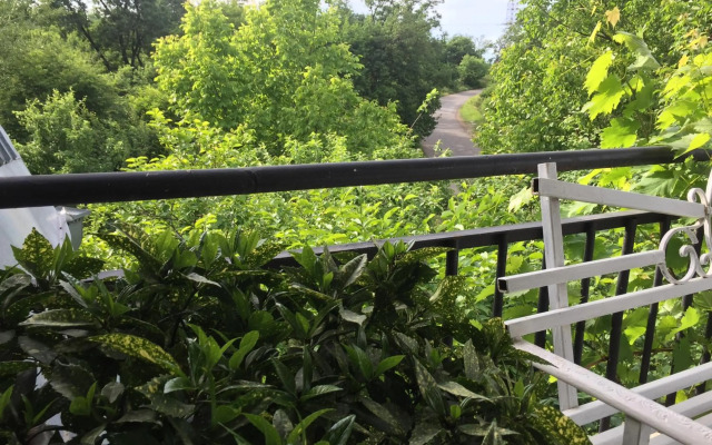 Nino's Veranda Apartment