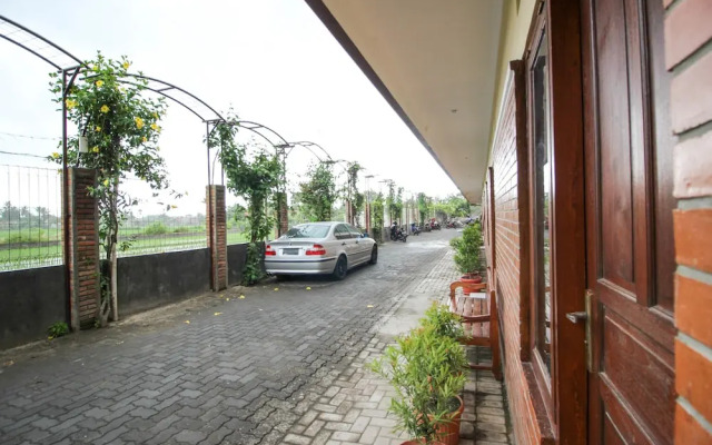 RedDoorz near Desa Wisata Kasongan