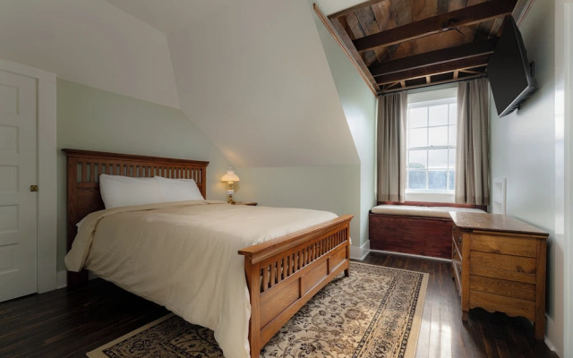 The NuWray Hotel & Carriage House