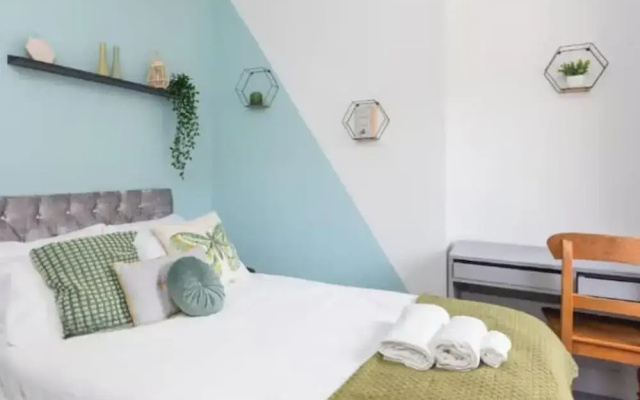 Large 4 Bed House - 4 Double Beds