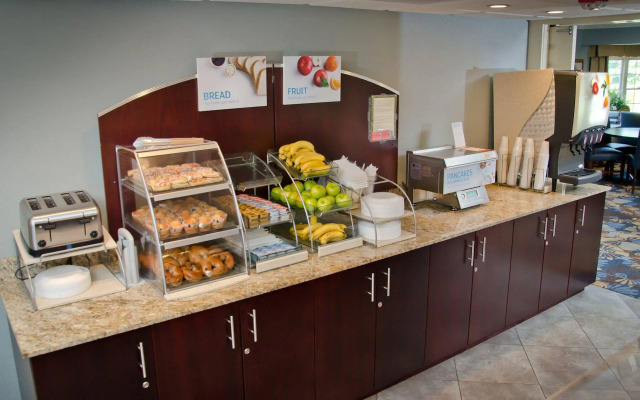 Holiday Inn Express & Suites Merrimack by IHG