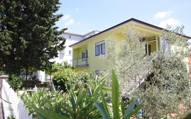 Two bedroom apartment, nice neighborhood, free parking, WiFi