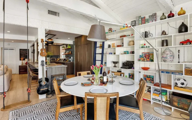 Chic LA Hideaway w/ Soaking Tub, Firepit Lounge & Tranquil Backyard