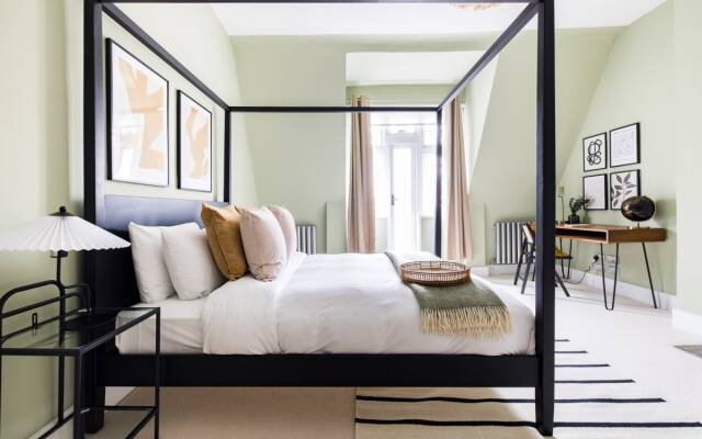 The Queens Park Sanctum - Lovely 2bdr Flat with Balcony