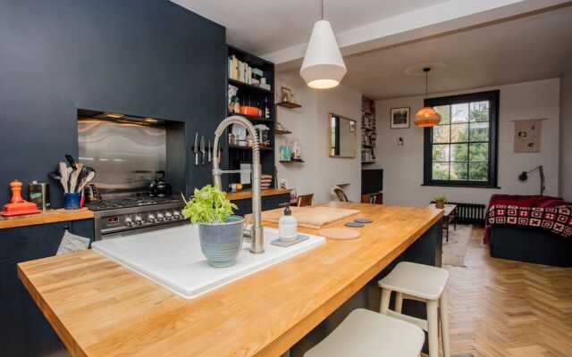 Stunning 2 Bedroom House in De Beauvoir Town