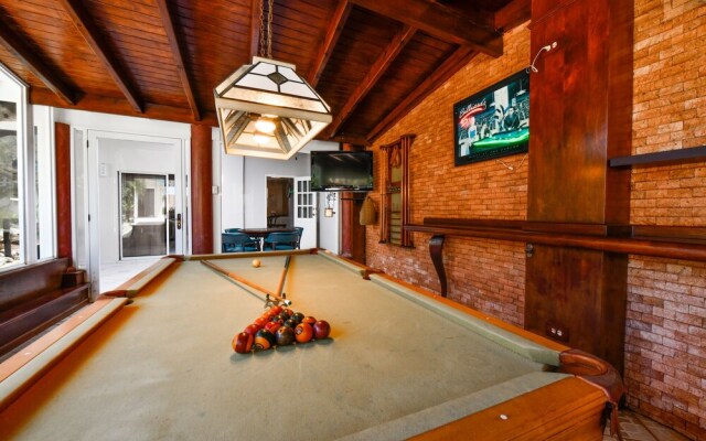 Massive Oceanfront Villa - Spa - Sauna - Gameroom - Malmok!
