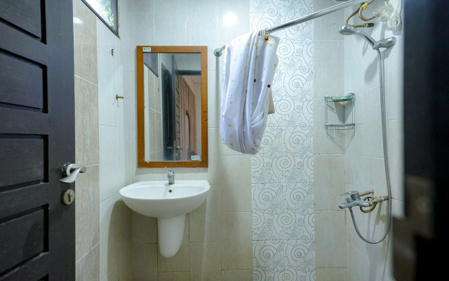 RedDoorz @ Avros Guest House Medan