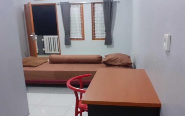 Nabila Syar i Guesthouse by ZUZU