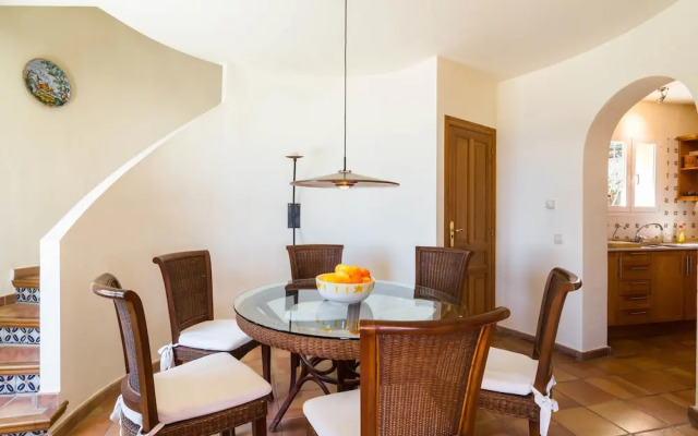 Villa With Sea Breeze Charm