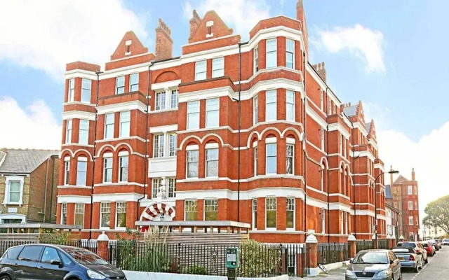 Stylish Apartment set in Victorian Red Brick