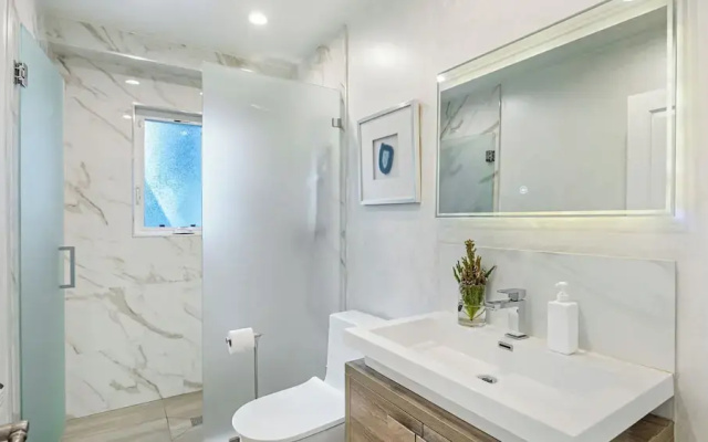LA Hillside Retreat w/ Pool, Views, Fire Pit & Outdoor Lounging Casa Bellagio by Avantstay