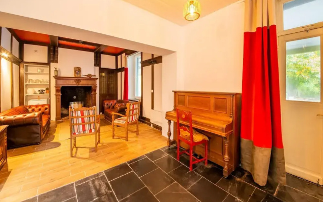 Charming Chalet in Falaen by River & Chateau