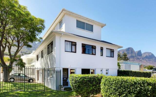 Stylish 2 Bedroom Apartment in Camps Bay Asilvertide