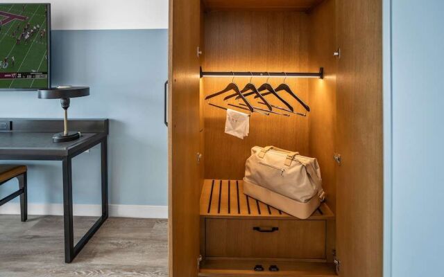 The Highlander at Radford, Tapestry Collection by Hilton