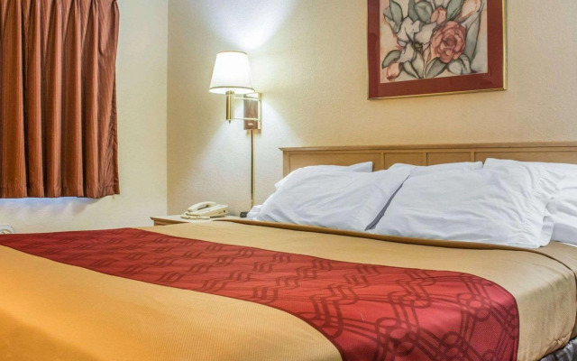 Econo Lodge Dewitt I-90