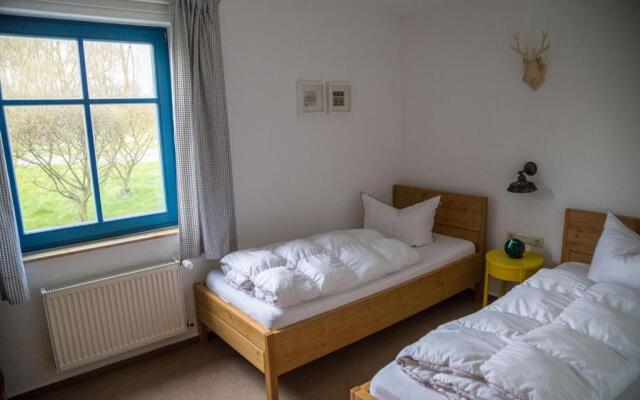 Komfortables Reetdachferienhaus Hasel 1