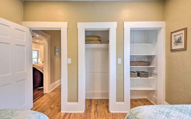 Bright Bradenton Retreat: 1 Mi to Downtown!