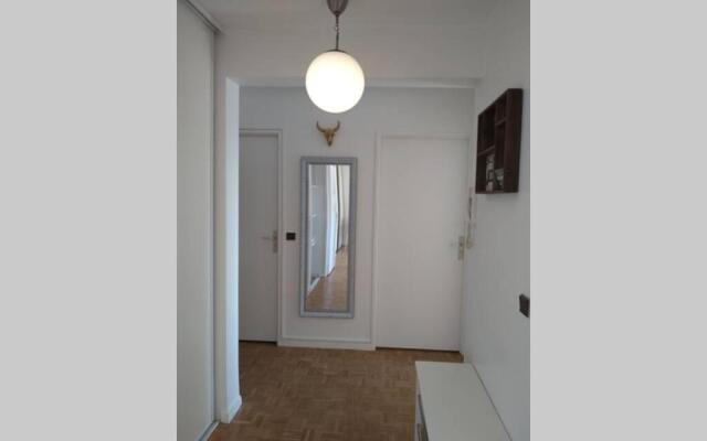 4 min walk to Metro, 60m², renovated, La Défense