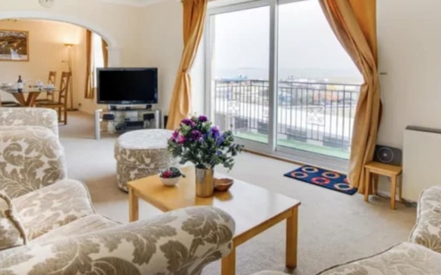 Two Bedroom Maisonette With Balcony and sea Views