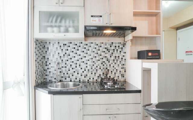 Simple And Cozy Living 2Br At Green Pramuka City Apartment